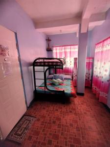 um quarto com um beliche num quarto em ARSIAM Transient Room em Baguio