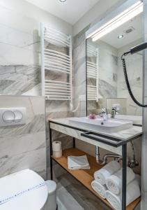 łazienka z umywalką i toaletą w obiekcie Noir Hotel w Segedynie