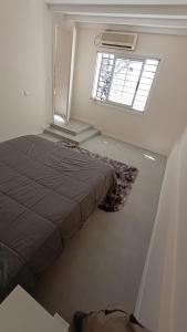 Una cama o camas en una habitación de Casa con Increíble Terraza, Parrilla y Pileta 21 jóvenes en Palermo