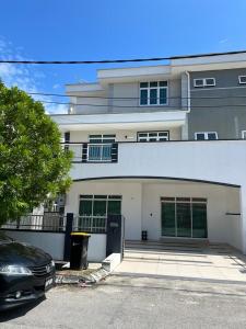 ein großes weißes Gebäude mit einem davor geparkt in der Unterkunft 20Pax 3-Storey SemiD 5Room&5Bathroom Sweet Dream Home Sitiawan in Sitiawan
