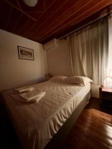 Postel nebo postele na pokoji v ubytování Xinovrissi Apts & Pool