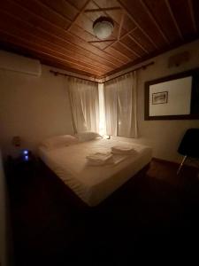 Postel nebo postele na pokoji v ubytování Xinovrissi Apts & Pool