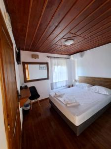 Postel nebo postele na pokoji v ubytování Xinovrissi Apts & Pool