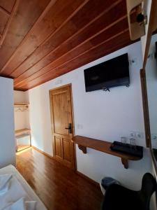 TV a/nebo společenská místnost v ubytování Xinovrissi Apts & Pool