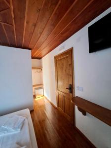 Postel nebo postele na pokoji v ubytování Xinovrissi Apts & Pool