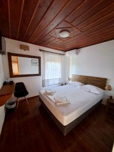 Postel nebo postele na pokoji v ubytování Xinovrissi Apts & Pool