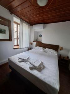 Postel nebo postele na pokoji v ubytování Xinovrissi Apts & Pool