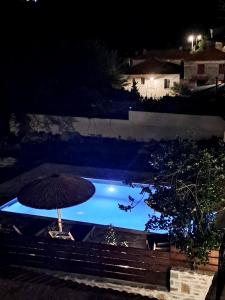 Bazén v ubytování Xinovrissi Apts & Pool nebo v jeho okolí