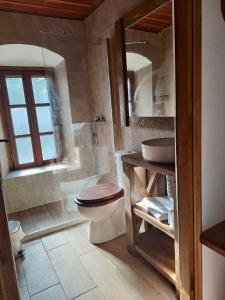 Koupelna v ubytování Xinovrissi Apts & Pool