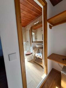 Postel nebo postele na pokoji v ubytování Xinovrissi Apts & Pool