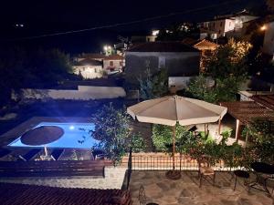 Bazén v ubytování Xinovrissi Apts & Pool nebo v jeho okolí