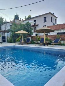Bazén v ubytování Xinovrissi Apts & Pool nebo v jeho okolí