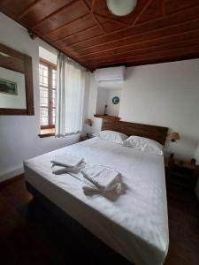 Postel nebo postele na pokoji v ubytování Xinovrissi Apts & Pool