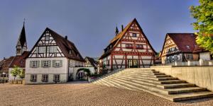 eine Gruppe von Gebäuden mit Treppen vor ihnen in der Unterkunft Schurwald Hotel in Plochingen