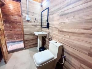 uma casa de banho com um WC e um lavatório em Melba Beach Resort By Maitree em Arambol