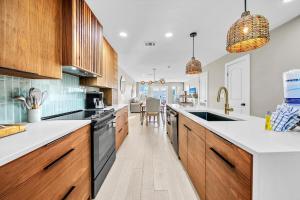 Køkken eller tekøkken på Modern Beach Bungalow