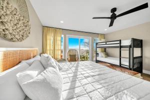 En eller flere senge i et værelse på Modern Beach Bungalow + 31 billeder