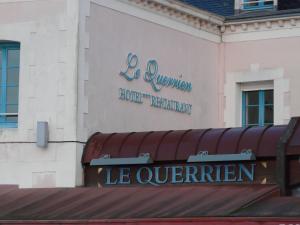 una señal en el lateral de un edificio en Le Querrien, en Cancale