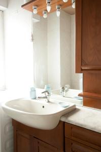 La salle de bains est pourvue d'un lavabo blanc et d'une baignoire. dans l'établissement Bologna Easy Explore - AmbrogioHost, à Bologne