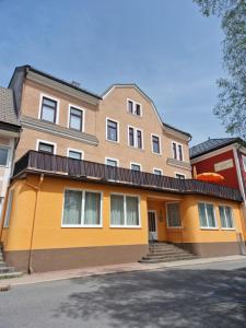 un edificio naranja y amarillo con una calle en W40 Mariazell en Mariazell