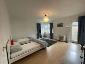sala de estar con sofá y ventana en Spacious room in shared accommodation, en Gentofte