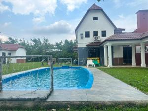 ein Pool vor einem Haus in der Unterkunft A’famosa Moments villa 924 covered Bbq KTV pool in Kampong Alor Gajah