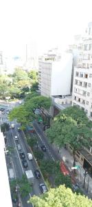 una calle de la ciudad con coches, árboles y edificios en Apto Home Office no Centro/Bela Vista de São Paulo, en São Paulo