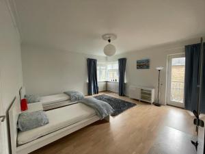 sala de estar con cama y ventana grande en Spacious room in shared accommodation, en Gentofte