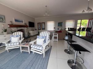 TV a/nebo společenská místnost v ubytování Teal Tides