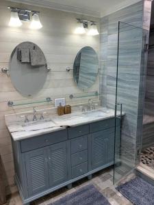 ein Badezimmer mit zwei Waschbecken und einer Glasdusche in der Unterkunft Full Kitchen , Dream bathroom will be a memory:) in Kissimmee
