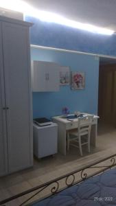 un modelo de cocina con mesa y mesa en ALLOGGIO BLU nel CUORE DI SORIANO, en Soriano nel Cimino