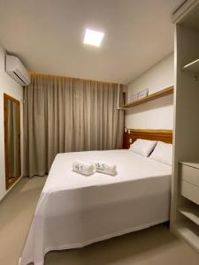 Un dormitorio con una cama con dos toallas encima. en Villa Palmeira Flecheiras 101, en Flecheiras