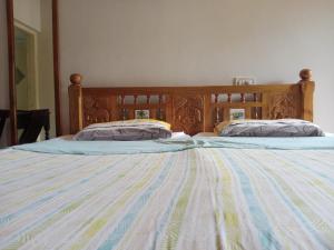 Una cama con dos almohadas encima. en Beach Village Holiday Homes Goa en Colva