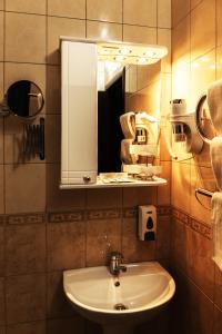 y baño con lavabo y espejo. en Seven Hills Brestskaya Hotel, en Moscú