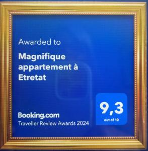 une photo d'un cadre photo avec un signe indiquant qu'il est passé à une nomination magnétique dans l'établissement Magnifique appartement à Etretat, à Étretat