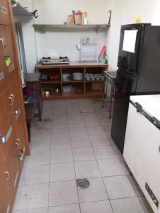 eine Küche mit Kühlschrank und Fliesenboden in der Unterkunft Amelle Villas & Residences Canggu in Canggu