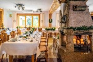 Un restaurante u otro lugar para comer en Tatra Goralski Ski Suche