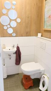 y baño con aseo y lavamanos. en Long-stay family house Meerstad en Groninga