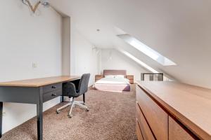 een zolderkantoor met een bureau en een bed bij Charming Loft in Vilnius Oldtown in Vilnius