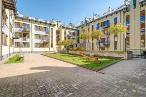 een binnenplaats in een appartementencomplex met een speeltuin bij Charming Loft in Vilnius Oldtown in Vilnius