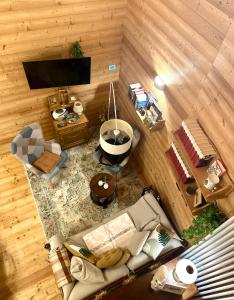 an overhead view of a living room with a television at CIELO E TERRA Chalet a Zencheri in Piazza