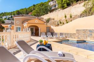 Bazén v ubytovaní Villa Ros - PlusHolidays alebo v jeho blízkosti
