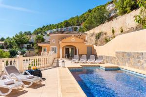 uma villa com uma piscina e uma casa em Villa Ros - PlusHolidays em Calpe