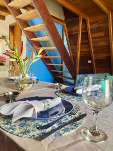 a table with a plate and a wine glass at Chalé no paraíso in Itacaré