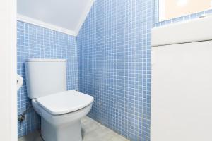 łazienka z toaletą i niebieskimi kafelkami w obiekcie TravelingToLisbon 98 - Alfama w Lizbonie