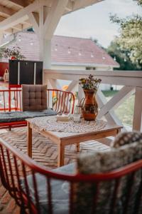 una mesa de madera con un jarrón encima en Kosowisko, en Miłki