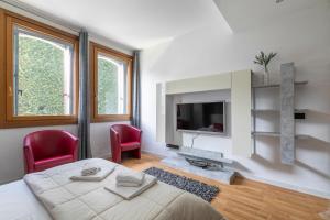 馬格拉的住宿－LA MAR Apartment Chirignago，一间卧室配有一张床和两张红色椅子