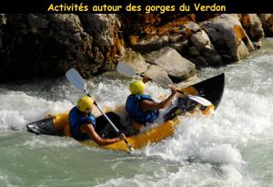 two people are in a raft in the water at Le Petit Grillo - Gite proche des gorges du Verdon in Allemagne-en-Provence