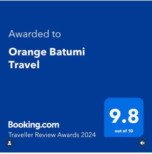 ein Screenshot eines Telefons mit dem Text, der für orangefarbene Badezimmerreisen vergeben wird in der Unterkunft Orange Batumi Travel in Batumi