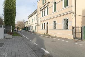 eine leere Straße vor einem Gebäude in der Unterkunft LA MAR Apartment Chirignago in Marghera